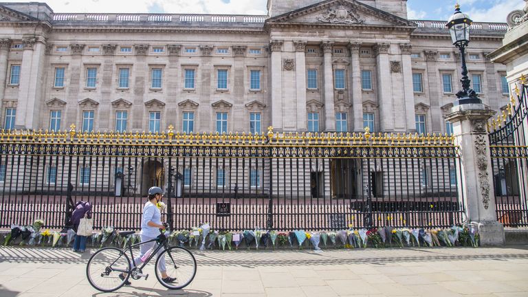 Hommages floraux devant le palais de Buckingham, à Londres, suite à l'annonce du décès du duc d'Édimbourg à l'âge de 99 ans. Date de la photo: vendredi 9 avril 2021.