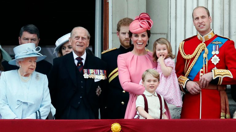 پرنس فیلیپ ، دوشس کمبریج ، پرنس ویلیام و فرزندانشان پرنس جورج و پرنسس شارلوت در سال 2017. عکس: AP