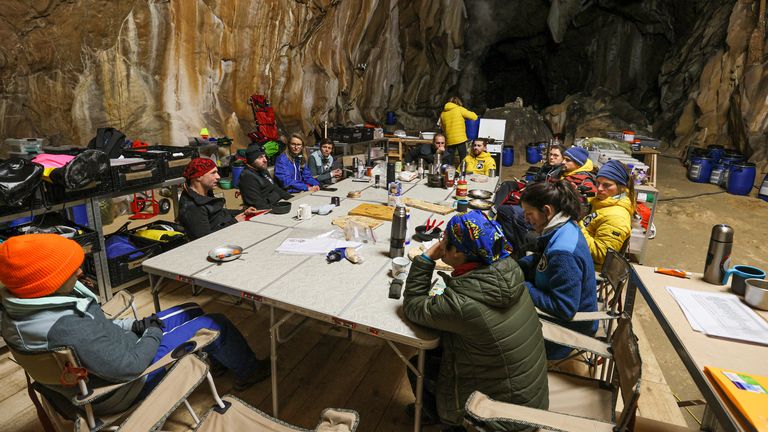 Studienteilnehmer während ihrer Zeit in der Höhle.  Bild: AP