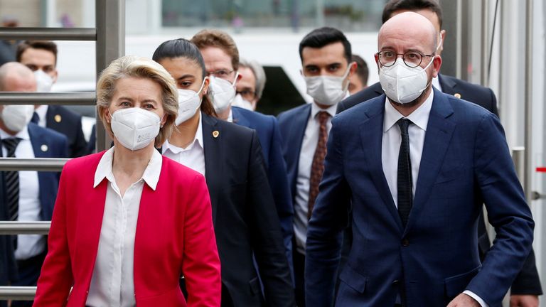 Ursula von der Leyen et Charles Michel arrivent à une conférence de presse après la réunion 