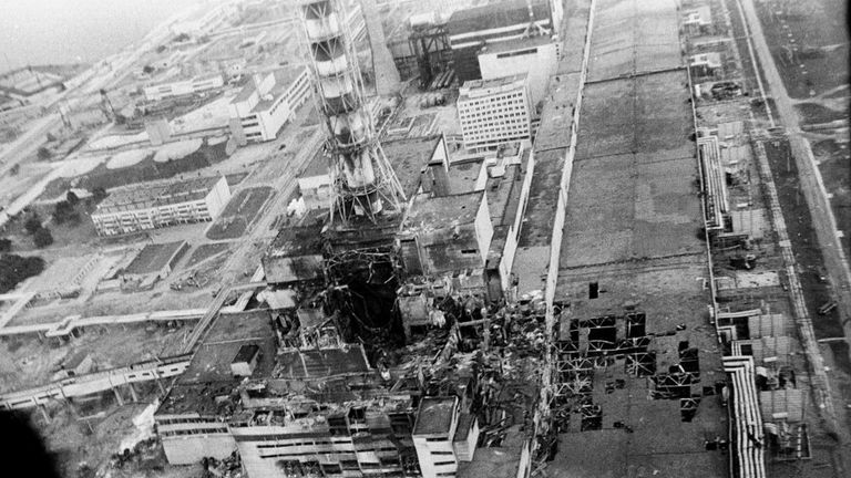 La centrale nucléaire de Tchernobyl photographiée en mai 1986, à la suite de l'accident du mois précédent.  Photo: AP / Vladimir Repik