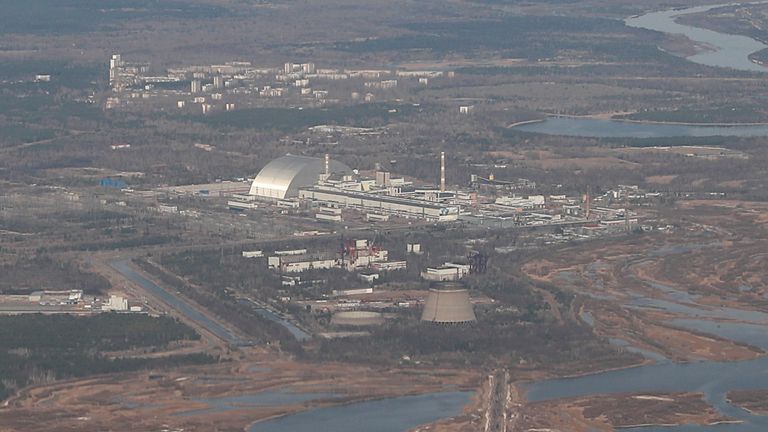 Une vue aérienne de la centrale nucléaire de Tchernobyl lors d'une visite de la zone d'exclusion