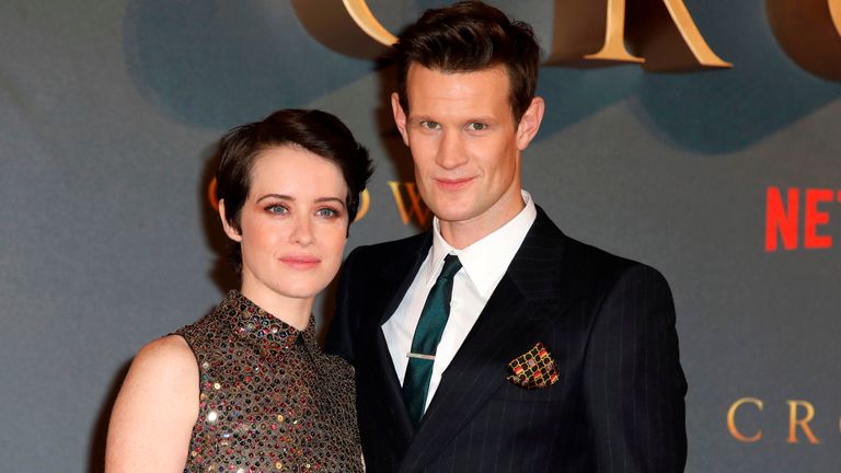 Aktorzy Claire Foy (po lewej) i Matt Smith pozują fotografom, gdy przybywają na premierę „The Crown, Season 2”.  W centrum Londynu, wtorek, 21 listopada 2017 r. (Zdjęcie: Grant Pollard/Invision/AP) 