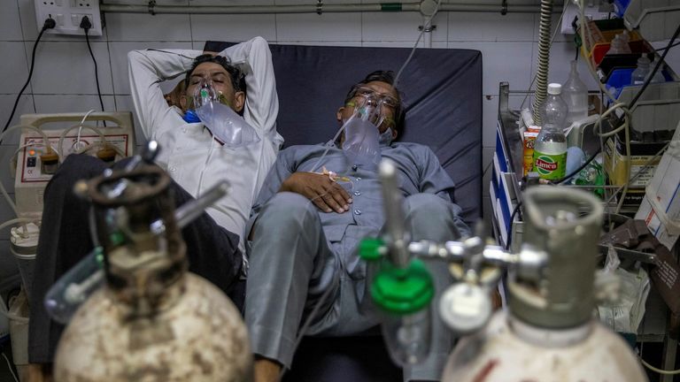 Patienten, die an COVID-19 leiden, werden in einem Krankenhaus in Neu-Delhi behandelt