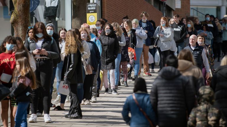 Les acheteurs font la queue devant Primark à Norwich alors que l'Angleterre fait un autre pas en arrière vers la normalité avec l'assouplissement supplémentaire des restrictions de verrouillage.  Date de la photo : lundi 12 avril 2021.