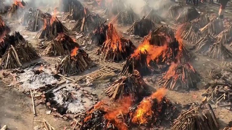 Des crémations de masse ont lieu à New Delhi.