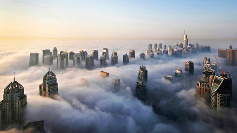 DOSSIER - Dans la photo d'archive du 5 octobre 2015, une épaisse couche de brouillard matinal recouvre partiellement les gratte-ciel des quartiers de Marina et Jumeirah Lake Towers à Dubaï, aux Émirats arabes unis.  La police de Dubaï a arrêté un groupe de personnes accusées de débauche publique, ont annoncé les autorités samedi 3 avril 2021, sur une vidéo largement partagée montrant des femmes nues posant sur un balcon de la marina.  (Photo AP / Kamran Jebreili, dossier)
