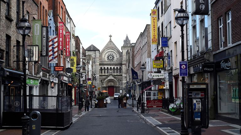 در خلال محدودیت قفل دولت ، در میان شیوع بیماری ویروسی کرونا (COVID-19) ، یک خیابان خرید خالی در مرکز شهر دوبلین ، ایرلند ، 23 ژانویه 2021 دیده می شود. REUTERS / Clodagh Kilcoyne