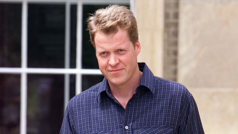 Earl Spencer se tient à l'extérieur d'Althorp, la maison familiale près de Northampton