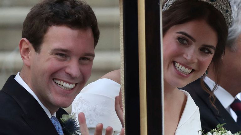 La princesse Eugénie d'York et Jack Brooksbank quittent l'église après leur mariage.  Pic: AP
