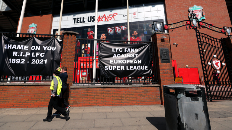 Des bannières à l'extérieur du terrain d'Anfield de Liverpool montrent leur opposition aux plans de la Super League