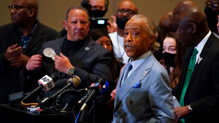 Le défenseur des droits civiques, le révérend Al Sharpton, s'est adressé à la foule à l'extérieur de la salle d'audience.  Pic: AP