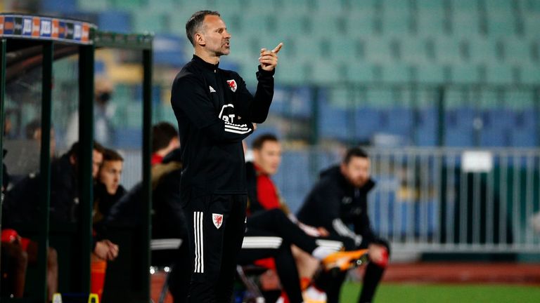 Pays de Galles & # 39;  L'entraîneur Ryan Giggs réagit lors du match de football de l'UEFA Nations League entre la Bulgarie et le Pays de Galles au stade national Vassil Levski à Sofia, en Bulgarie, le mercredi 14 octobre 2020 (AP Photo / Anton Uzunov)