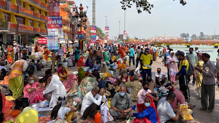 با وجود هشدار کارشناسان نسبت به آن ، میلیون ها نفر در این ماه برای جشن یک جشنواره هندو جمع می شوند