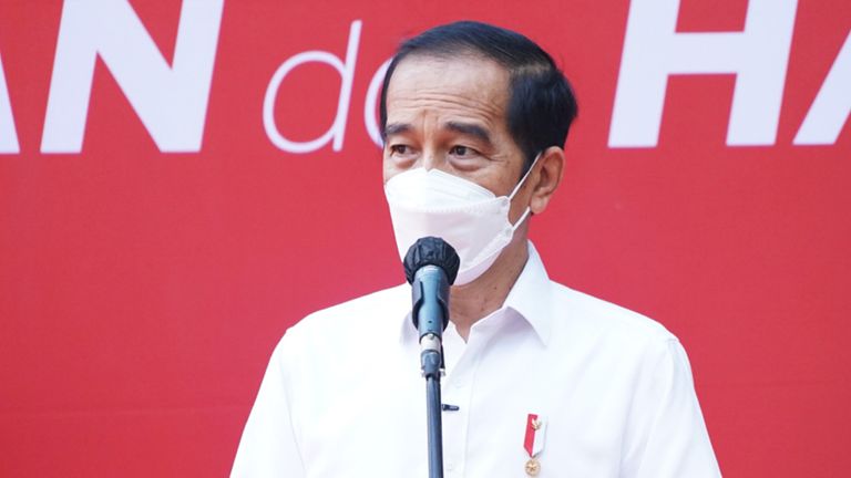 Der indonesische Präsident Joko Widodo spricht während einer COVID-19-Impfung am 19. März 2021 während einer Kundgebung in Bogor City, West-Java, Indonesien, mit Journalisten.  Präsident Joko Widodo hofft, dass eine andere Region in Indonesien die Impfung des Landes nachahmen kann.  Modell in Bogor City.  (Foto von Ryan Maulana / INA Photo / Sipa USA)