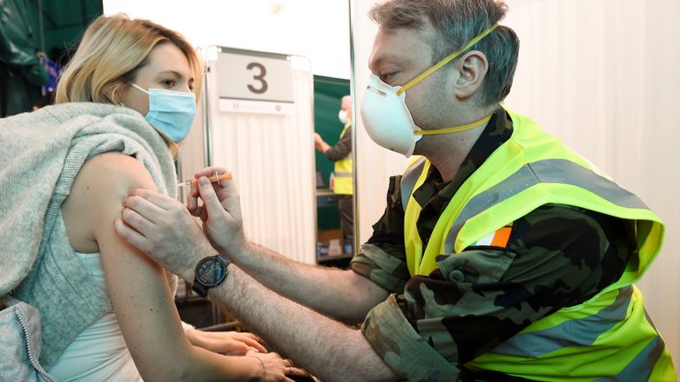 Le Dr Colm Kerr administre une dose de vaccin contre le coronavirus AstraZeneca à Nicola Faichney