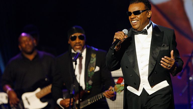 Ronald Isley (R) performs "Try Me" with the Isley Brothers during a special tribute to James Brown at the 21st Annual Soul Train Music Awards in Pasadena, California, March 10, 2007. REUTERS/Mario Anzuoni (UNITED STATES)