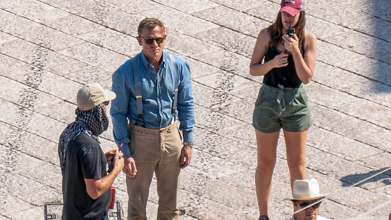 En esta foto del 12 de septiembre de 2019, el actor Daniel Craig, segundo desde la izquierda, aparece en el set de la última película de James Bond. 