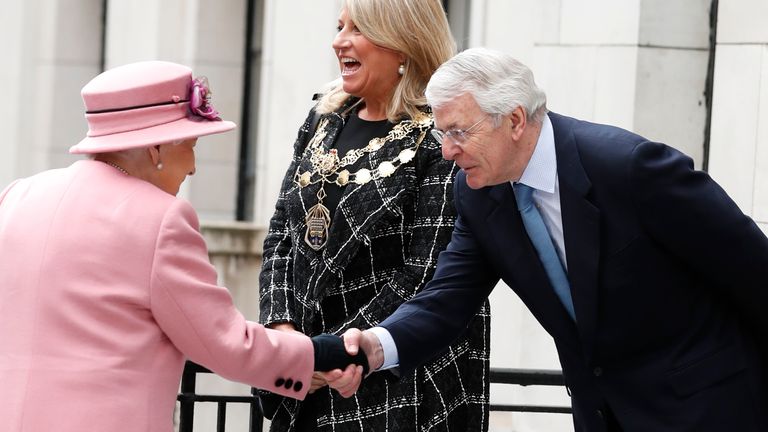 Sir John Major meraih tangan Ratu di tangan Raja  Perguruan tinggi di London pada tahun 2019