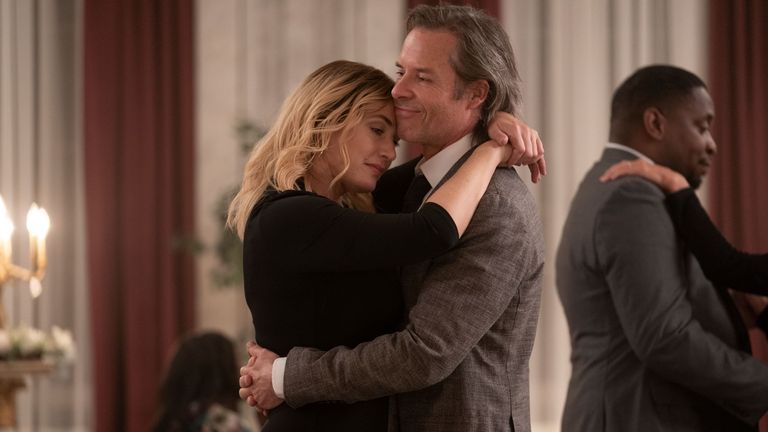 Kate Winslet y Guy Pearce protagonizan Mare Of Easttown.  Foto: Sky Reino Unido / HBO