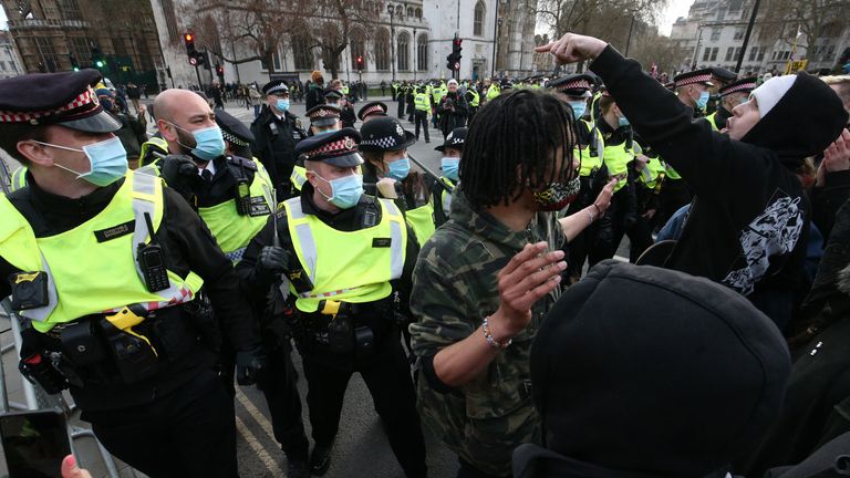 La police tient une ligne lors d'un `` Kill The Bill ''  manifestation à Londres samedi