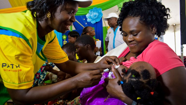   یک کارمند بهداشت در کنیا کودک را علیه مالاریا واکسینه می کند.  عکس: AP