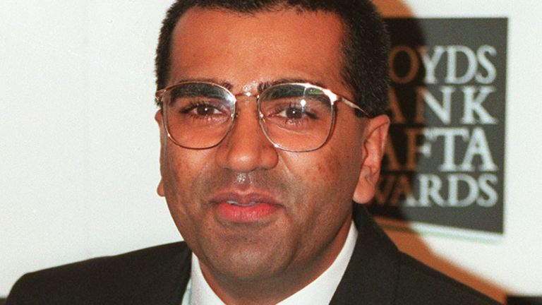 Martin Bashir avec le prix BAFTA qu'il a remporté pour le meilleur talk-show après l'interview Panorama avec Diana