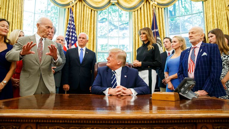 Michael Collins (a sinistra) parla con il presidente Trump nel luglio 2019. Pic: AP