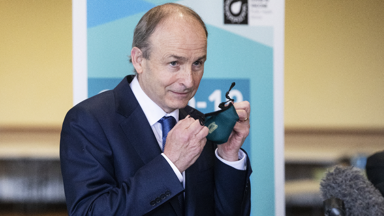 Micheal Martin dans un centre de vaccination COVID à Dublin