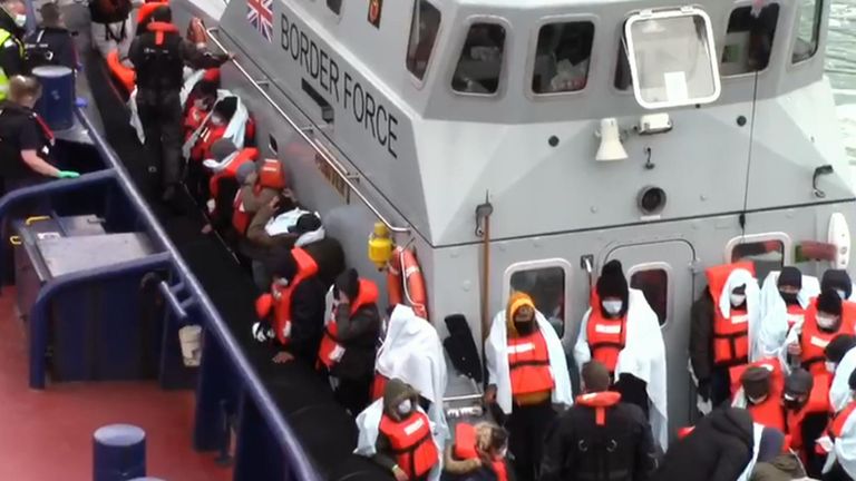 مهاجرون على متن قارب حرس الحدود