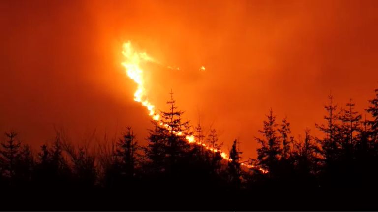 Wildfire rages in Northern Ireland&#39;s Mourne Mountains