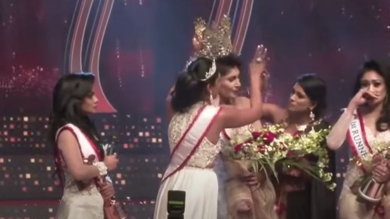 La gagnante originale de Mme Sri Lanka 2021, Pushpika de Silva (C), a sa couronne retirée sur scène alors qu'elle est disqualifiée pour une accusation de divorce, lors d'un concours de beauté pour femmes mariées à Colombo.  Pic: Gazette de Colombo / YouTube