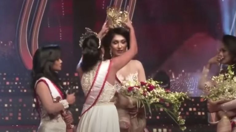 Original Mrs. Sri Lanka 2020 winner Pushpika de Silva (C) is disqualified over an accusation of being divorced, at a beauty pageant for married women in Colombo. Pic: Colombo Gazette/YouTube