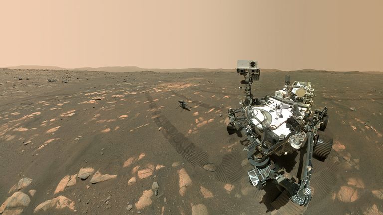 مریخ نورد Perseverance Mars مریخ ناسا با هلی کوپتر Ingenuity سلفی گرفت که در اینجا حدود 13 فوت (3.9 متر) از مریخ نورد دیده می شود.  این تصویر توسط دوربین WATSON بر روی بازوی رباتیک مریخ نورد در 6 آوریل 2021 ، چهل و ششمین روز مریخ ، یا سل ، ماموریت گرفته شده است.  اعتبارات: NASA / JPL-Caltech / MSSS