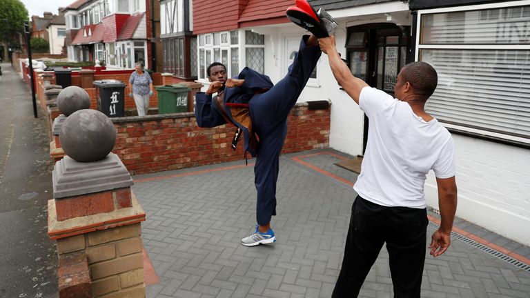 لوتالو محمد ، ورزشکار تکواندوی تیم GB ، به همراه پدرش تمرین می کند 