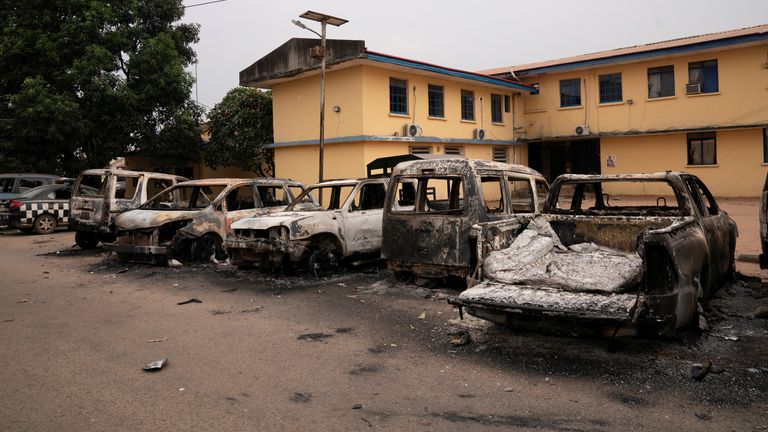 پس از حمله افراد مسلح و آتش زدن املاک در ایالت ایمو ، وسایل نقلیه سوخته در خارج از مقر پلیس ایالت ایمو ، مقرهای ایالت ایمو