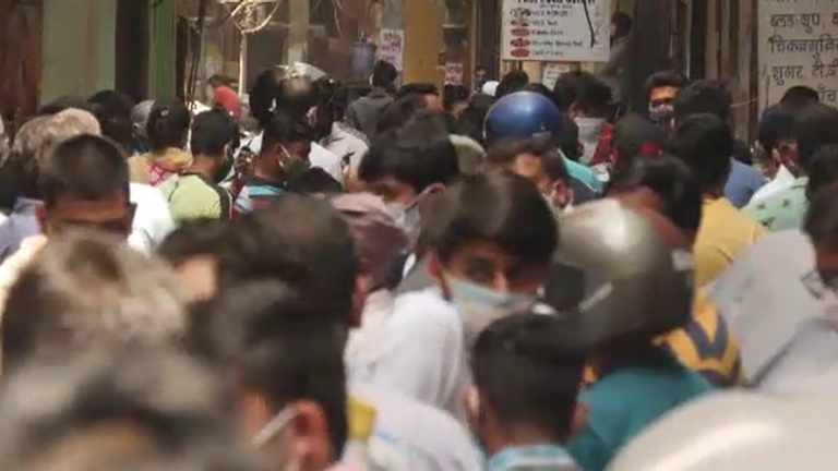 Les gens font la queue pour prendre l'air à New Delhi