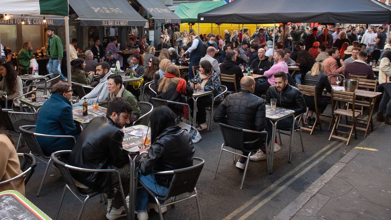 Les gens mangent et boivent dans le centre de Londres alors que les restrictions de verrouillage COVID sont assouplies