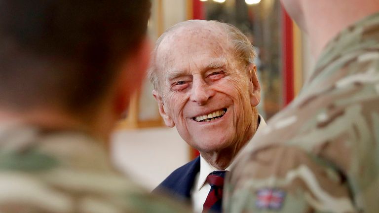 Le prince Philip, en sa qualité de colonel des Grenadier Guards, s'entretient avec des sergents en mars 2017. Photo : AP                                 