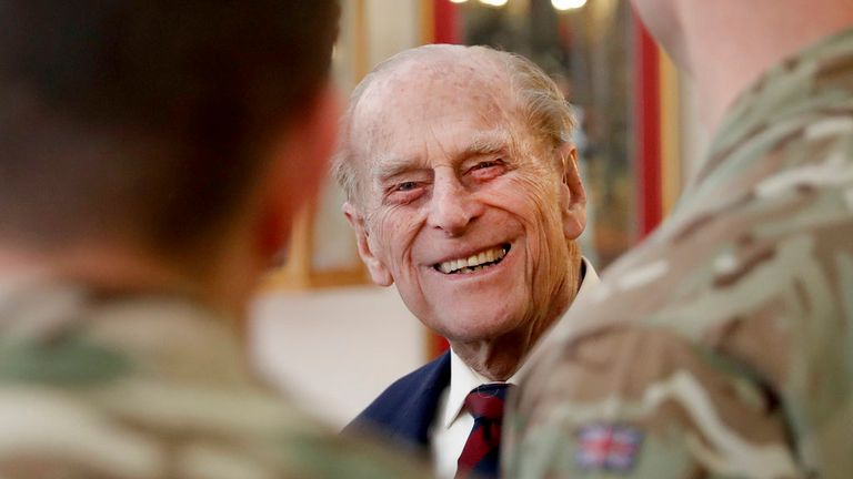 Le prince Philip, en sa qualité de colonel, Grenadier Guards, s'entretient avec les sergents en mars 2017. Photo: AP                                 