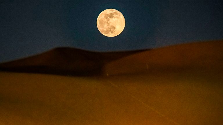 La super lune dans le dessert Dunhuang en Chine.  Pic: AP