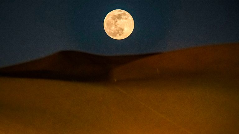 Super Moon na deserze w Dunhuang w Chinach.  Fot: AP