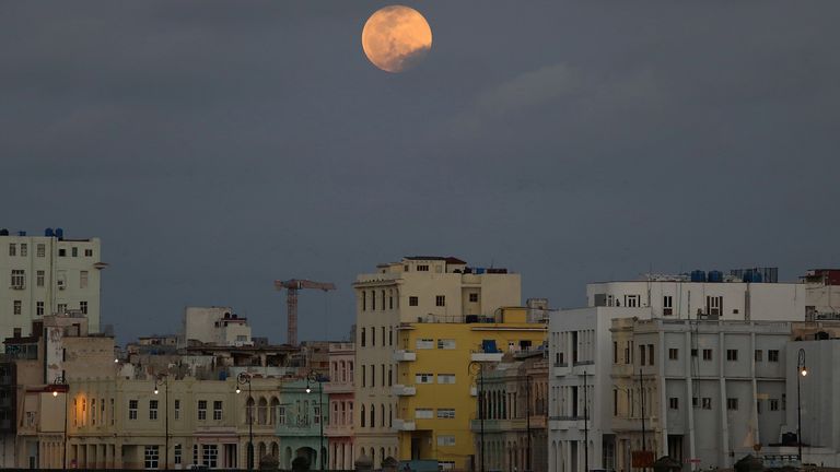La pleine lune, également connue sous le nom de Supermoon, se lève au-dessus de La Havane, Cuba, le 26 avril 2021. REUTERS / Alexandre Meneghini