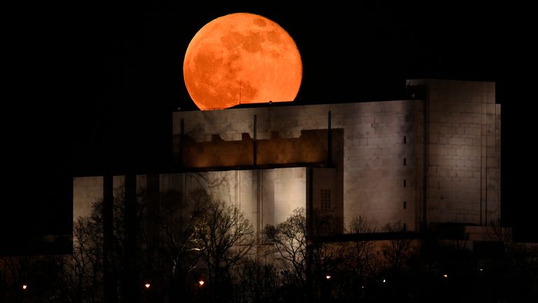 Gigantyczny księżyc wschodzi nad Pragą w Czechach.  Fot: AP