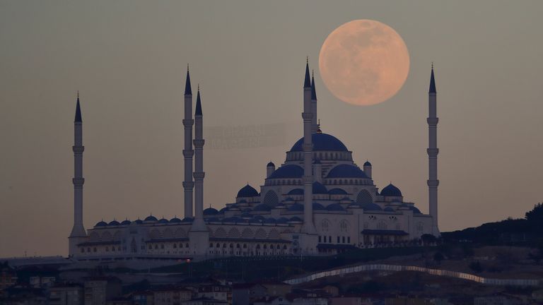 يرتفع القمر المكتمل ، المعروف أيضًا باسم Supermoon ، فوق مسجد Camlica في اسطنبول ، تركيا ، 26 أبريل ، 2021. رويترز / مراد سيزر