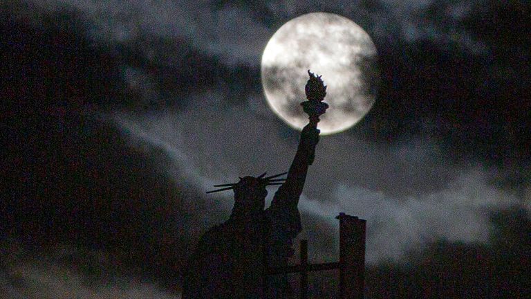 La lune se lève sur une réplique de la Statue de la Liberté à Pristina, la capitale du Kosovo.  Pic: AP