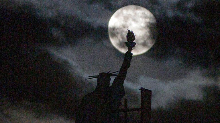 Księżyc wschodzi nad repliką Statuy Wolności w Prisztinie, stolicy Kosowa.  Fot: AP