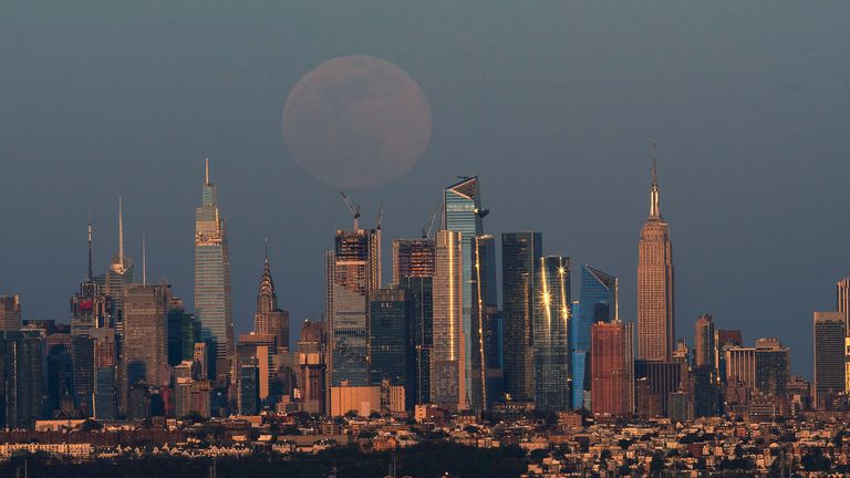 Księżyc w pełni, powszechnie znany jako "Super różowy księżyc", Wznoszący się ponad panoramą Nowego Jorku i Empire State Building, widziany z West Orange, w New Jersey, USA, 26 kwietnia 2021 r. Reuters / Eduardo Munoz