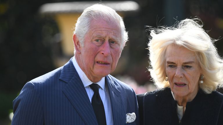 SOUS EMBARGO JUSQU'À 1100 JEUDI 15 AVRIL Le prince de Galles et la duchesse de Cornouailles visitent les jardins de Marlborough House, Londres, pour voir les fleurs et les messages laissés par des membres du public devant le palais de Buckingham après la mort du duc d'Édimbourg le 10 avril . Date de la photo: jeudi 15 avril 2021