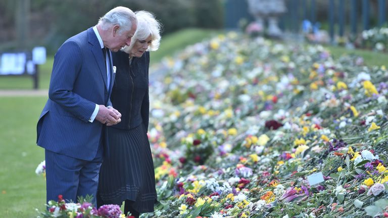 SOUS EMBARGO JUSQU'À 1100 JEUDI 15 AVRIL Le prince de Galles et la duchesse de Cornouailles visitent les jardins de Marlborough House, Londres, pour voir les fleurs et les messages laissés par des membres du public devant le palais de Buckingham après la mort du duc d'Édimbourg le 10 avril Date de la photo: jeudi 15 avril 2021.